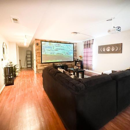 Cute 2-Brm Walkout Apt With Pool Table And Theater Lägenhet Lexington Exteriör bild