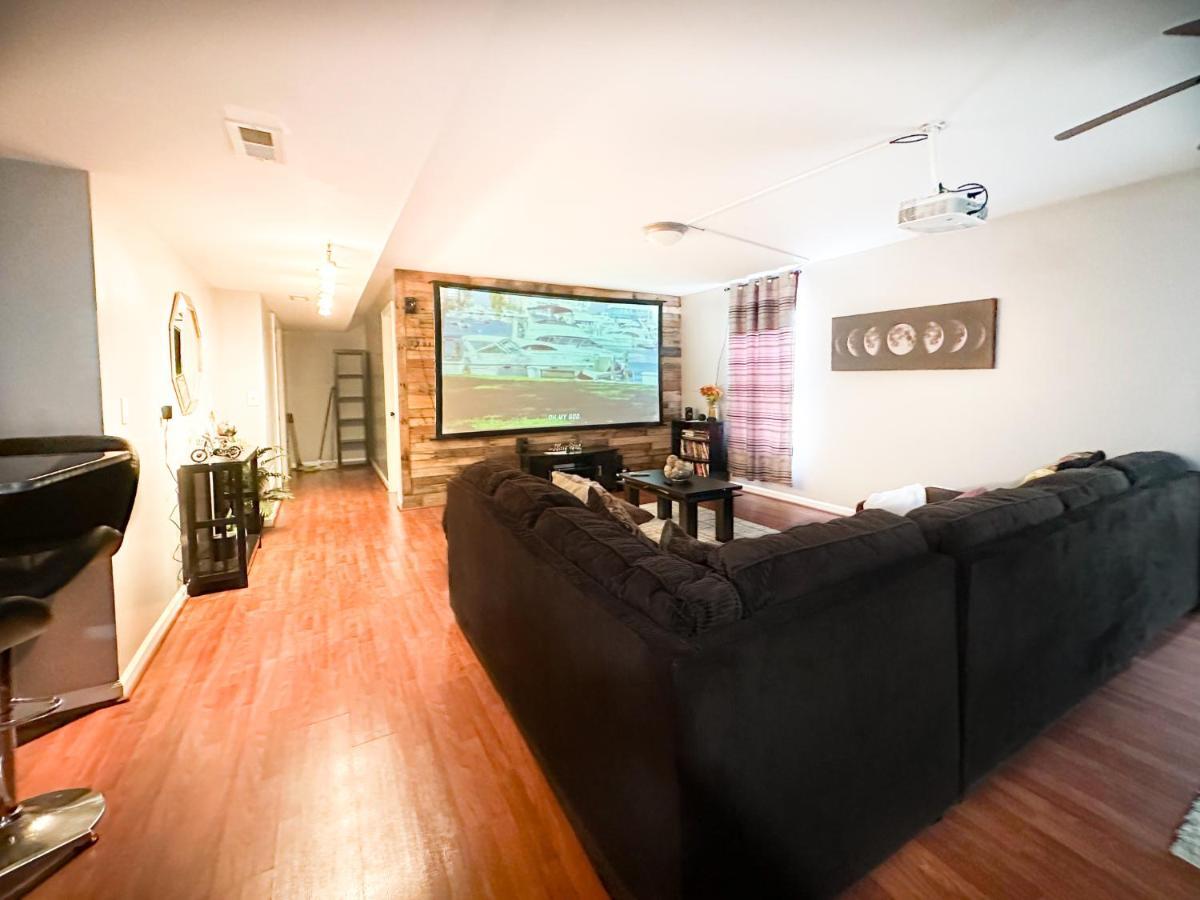 Cute 2-Brm Walkout Apt With Pool Table And Theater Lägenhet Lexington Exteriör bild