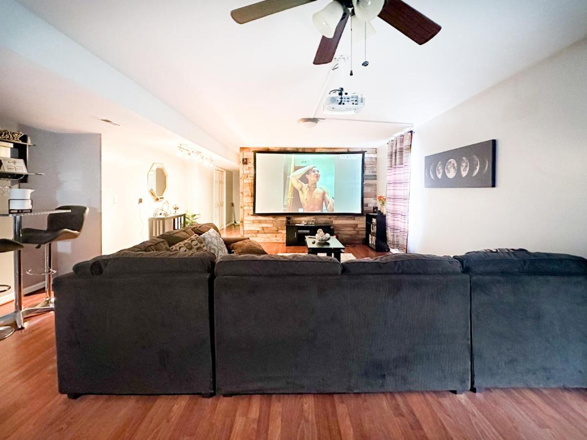 Cute 2-Brm Walkout Apt With Pool Table And Theater Lägenhet Lexington Exteriör bild